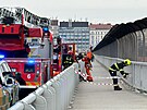 Na Nuselsk�m most� zasahovaly jednotky IZS kv�li �lov�ku, kter� cht�l sp�chat...