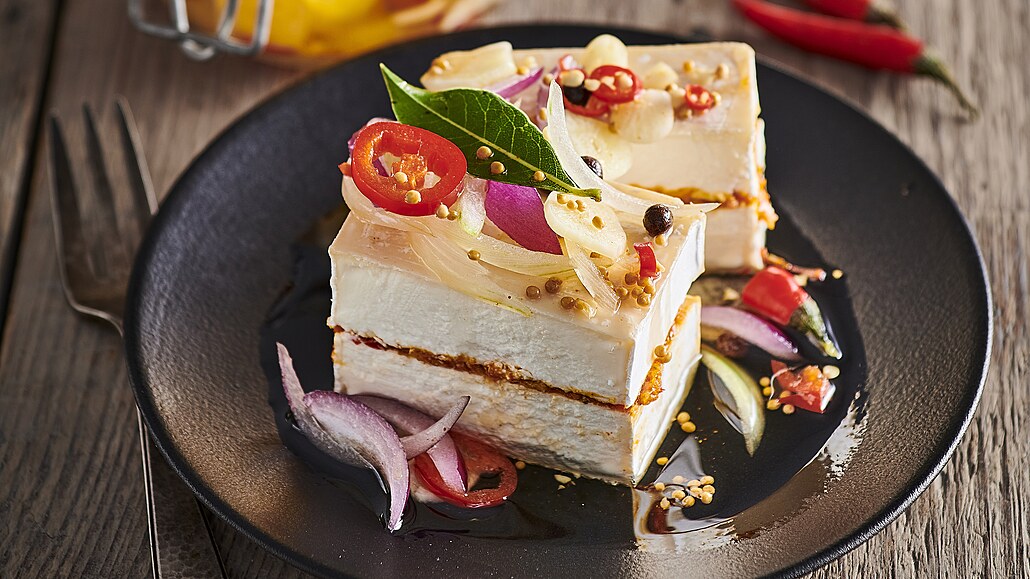 Pikantní nakládaný sýr