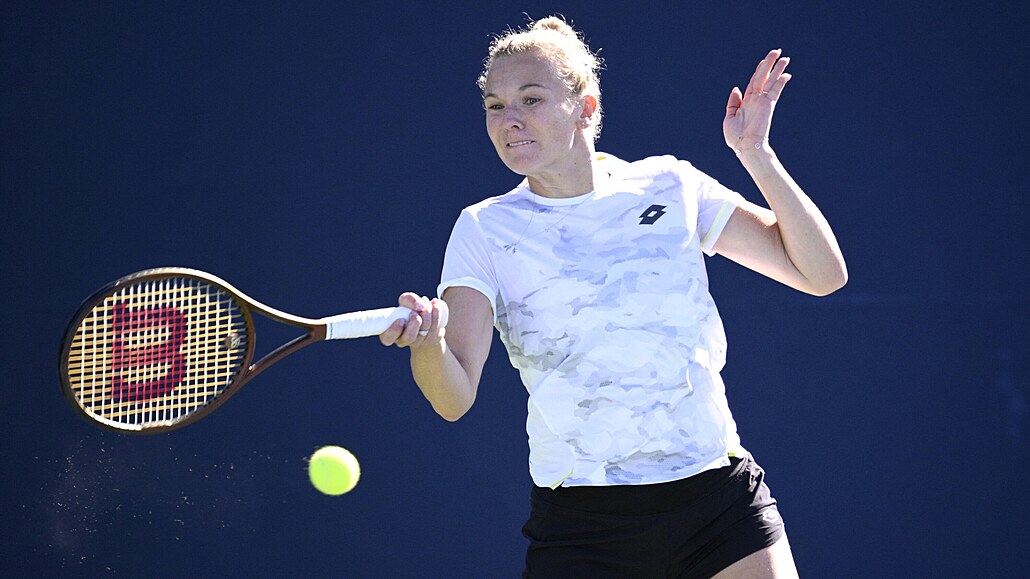 Tenistka Kateina Siniaková hraje forhend na turnaji v San Diegu.