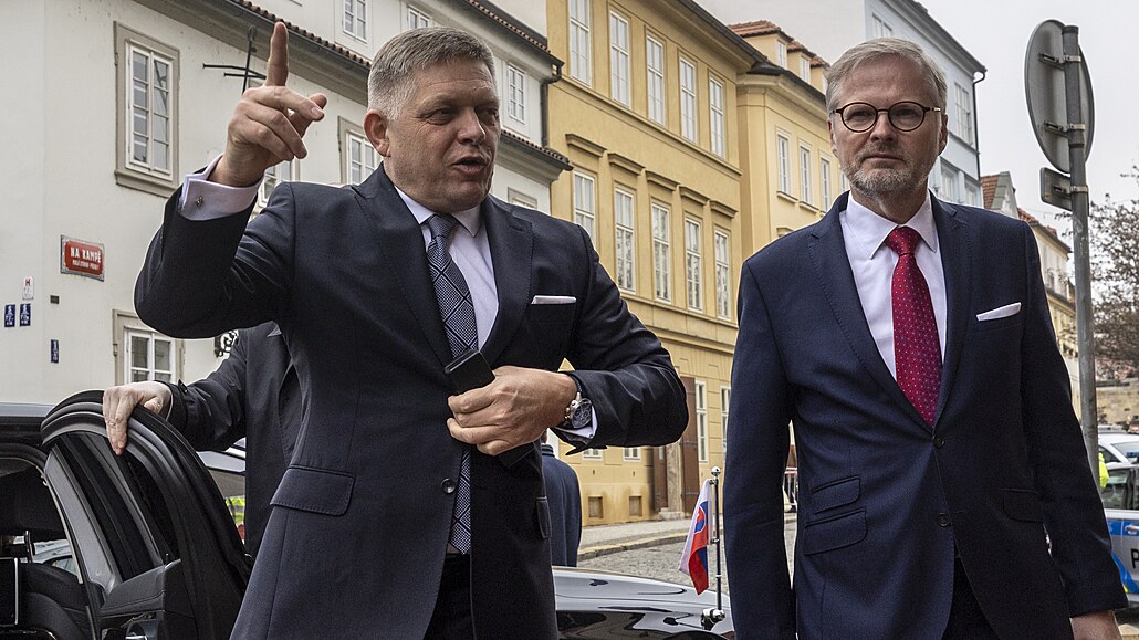 Slovenský premiér Robert Fico (vlevo) a Petr Fiala.