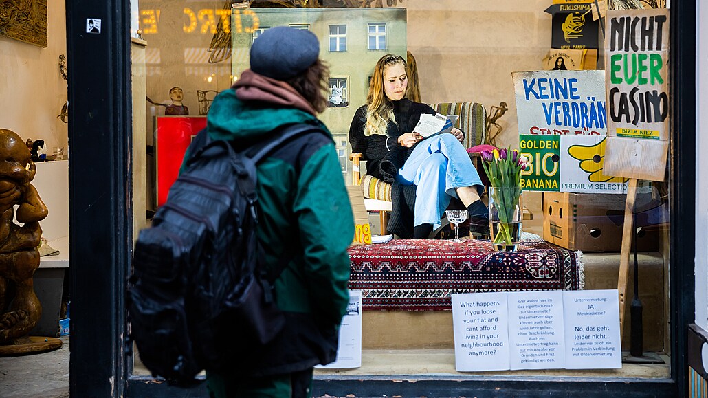Bytová krize. Výtvarnice Joana V. p�edvedla v berlínském Kreuzbergu...