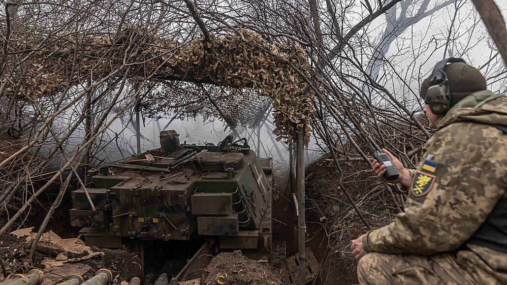 Ukrajintí vojáci na pozici nedaleko Bachmutu v Doncké oblasti (22. února 2024)