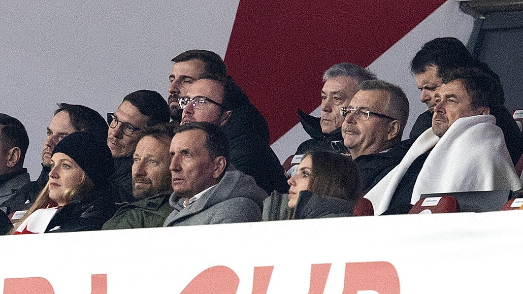 Vedení Slavie v lói. Mezi sedícími zprava pedseda dozorí rady a majitel...