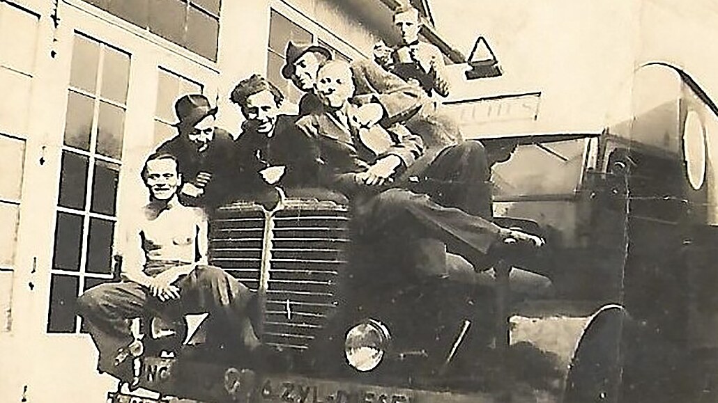 Mirek Jeábek a jeho krajané v autodíln, kde pracovali v nmeckém Saalfeldu.
