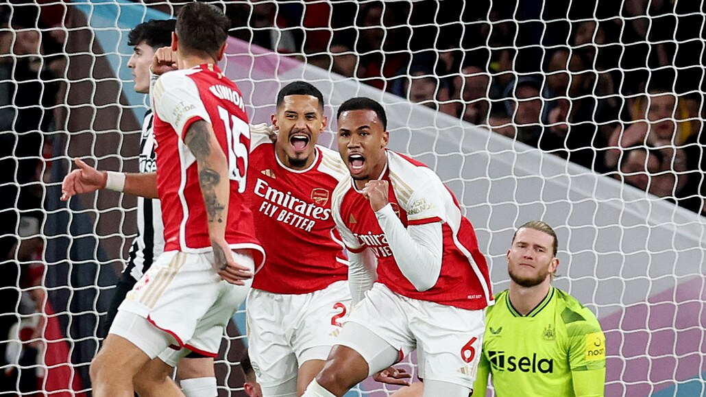 Fotbalisté Arsenalu slaví gól proti Newcastlu.