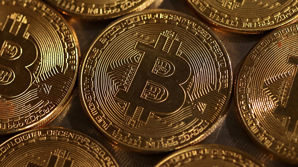 Bitcoin je internetová open-source P2P platební sí� a také v této síti...