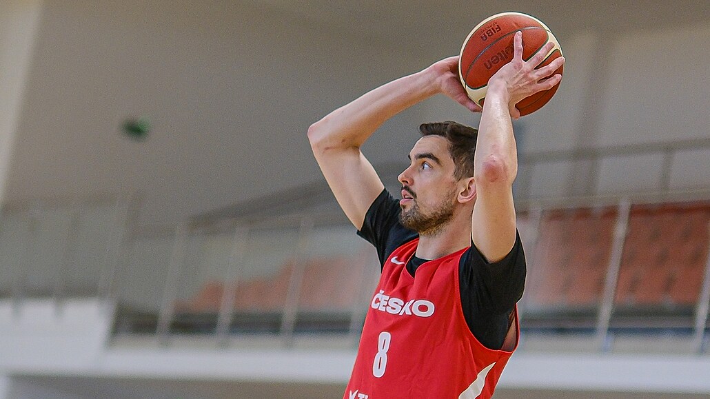 Basketbalista Tomá� Satoranský na tréninku �eské reprezentace p�ed kvalifikací...