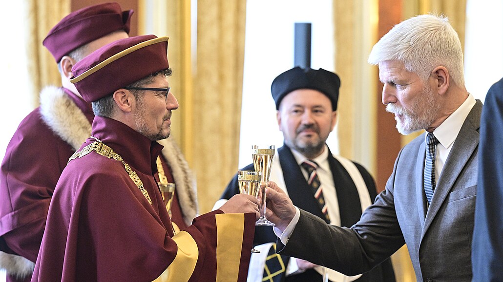 Prezident Petr Pavel si p�ipijí s novým rektorem Jiho�eské univerzity Pavlem...