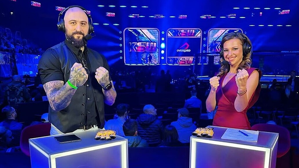 Bývalý hokejista a sou�asný MMA zápasník Michal Martínek v moderátorské dvojici...