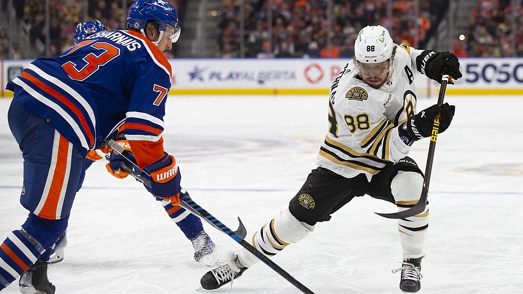 David Pastr�ák (vpravo) z Bostonu brán�ný Vincenemt Desharnaisem z Edmontonu.