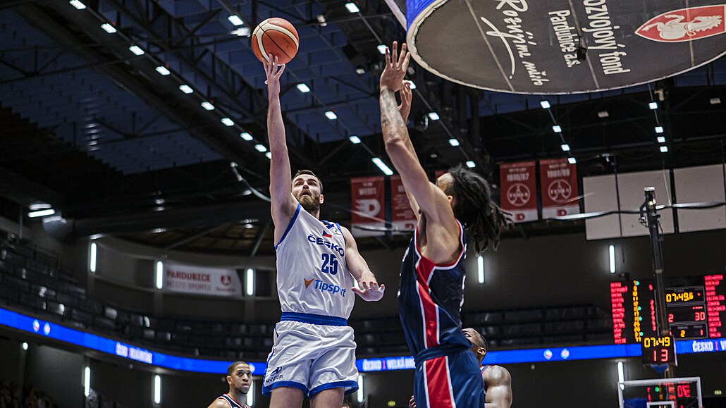 �eský basketbalista David Jelínek zakon�uje na britský ko� v utkání kvalifikace...