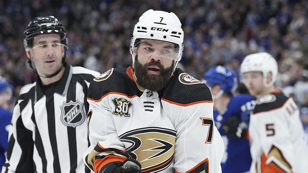 Radko Gudas z Anaheim Ducks po své poty�ce v zápase s Toronto Maple Leafs