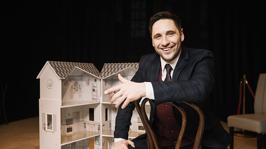 Martin Písa�ík na jevi�ti Divadla Na Fidlova�ce po zkou�ce Války Roseových (19....