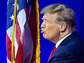 Republikánský kandidát na prezidenta Donald Trump líbá americkou vlajku na...