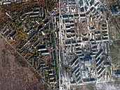 Srovnávací satelitní snímky ukrajinské Avdijivky z 16. října 2021 (vlevo) a 24....