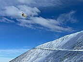 Záchranářský vrtulník zasahuje na Sněžce po pádu turisty. (24. února 2024)