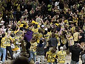 Fanoušci Wake Forest slaví výhru nad Duke v univerzitní basketbalové lize NCAA.