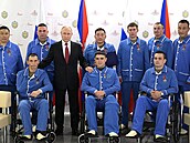 Ruský prezident Vladimir Putin navštěvuje zraněné ruské vojáky v Moskvě. (12....