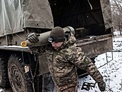 Ukrajinští vojáci přinášejí dělostřeleckou munici na pozici nedaleko Bachmutu v...