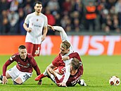 Momentka z utkání mezi Spartou a Galatasarayem. Na zemi zleva Wiesner, Yilmaz a...