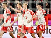 Útočník Harry Kane oslavuje svůj gól se svými spoluhráči z Bayernu Mnichov.