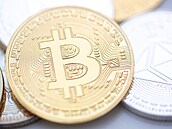 Bitcoin je internetová open-source P2P platební sí� a také v této síti...