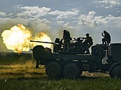 Ukrajinští vojáci střílejí z děla u Bachmutu. (15. května 2023)