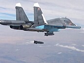 Ruský letoun shazuje klouzavou bombu KAB-500. (9. října 2015)