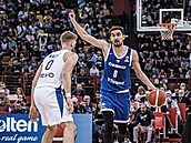 Tomáš Satoranský vede míč v kvalifikačním utkání o EuroBasket 2025 proti Řecku.