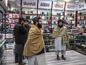 Obchod s vůněmi v Kábulu, hlavním městě Afghánistánu. Někteří členové...
