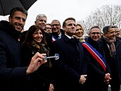 Organizátoři olympijských her v Paříži převzali za účasti prezidenta Emmanuela...
