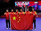 Čínští stolní tenisté slaví triumf na MS světa.