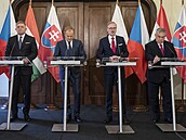 Setkání lídrů V4. Zleva Robert Fico, Donald Tusk, Petr Fiala a Viktor Orbán....