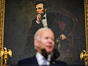 Americký prezident Joe Biden před portrétem Abrahma Lincolna v pracovně Bílého...