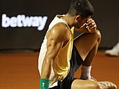 PROBLÉMY V RIU: Zraněný Carlos Alcaraz zápasí s bolestí.