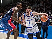 Český basketbalista Tomáš Satoranský (vlevo) se snaží prosadit přes Brita Carla...