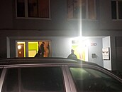 Policisté při nočním zásahu v jednom z bytových domů v Hořovicích na Berounsku,...