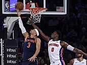 Josh Hart (3) z New York Knicks zakončuje na koš Detroit Pistons kolem ruky...