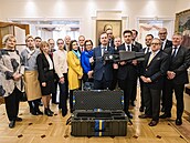 Velvyslanci 17 zemí EU v Praze se složili na zbraň na obranu proti dronům. K...