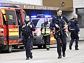 Ve škole v západoněmeckém Wuppertalu útočník, zřejmě jeden ze studentů, nožem...