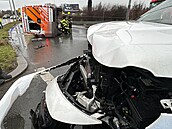 Nehoda osobního auta a vozu záchranné služby v Černokostelecké ulici (22. února...