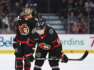 Josh Norris (vlevo) a Dominik Kubalík v dresech Ottawa Senators'