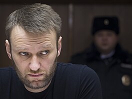 Ruský opozi�ní aktivista Alexej Navalnyj na archivním snímku z roku 2015 sedí v...