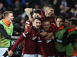 Sparané oslavují tetí gól do sít Galatasaraye.