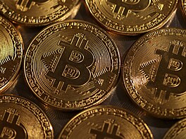 Bitcoin je internetová open-source P2P platební sí a také v této síti...