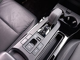 Volba jízdních re�im� prost�ednictvím páky p�ipomínající joystick je bez...