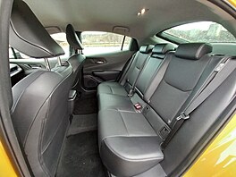 Prius je mezigenera�n� o 5 cm ni��í a i v kabin� je to znát. Sva�ující st�echa...