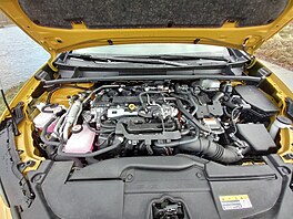Sou�ástí hybridní soustavy je místo benzinové osmnáctistovky dvoulitr, co� je v...