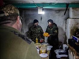 Ukrajintí vojáci na front u Záporoí dostali dary od eských dobrovolník ...