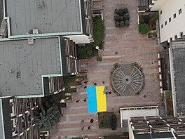 Aktivisté ze skupiny Kaputin namalovali dnes dopoledne ukrajinskou vlajku na...